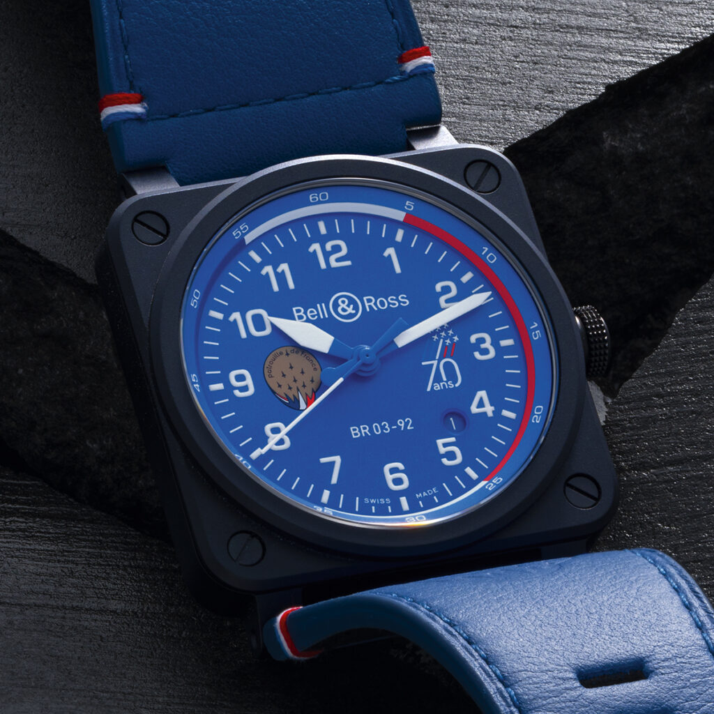 MONTRE BR03-92 PATROUILLE DE FRANCE 70E ANNIVERSAIRE, 42MM, BOITE CERAMIQUE NOIRE MICROBILLEE, CADRAN AUX LOGOS PAF, MOUVEMENT AUTOMATIQUE SUR BRACELET CUIR BLEU ET BRACELET ADDITIONNEL TOILE SYNTHETIQUE ULTRARESISTANTE, ED° LIM 999EX