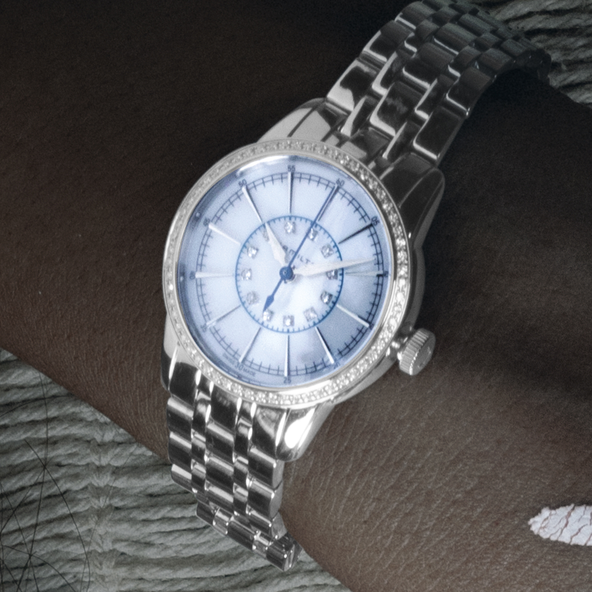 HAMILTON DAME AMERICAN CLASSIC RAILROAD 28MM, BOITE ACIER ETANCHE 5ATM, CADRAN NACRE INDEX DIAMANTS MOUVEMENT A QUARTZ SUR BRACELET ACIER