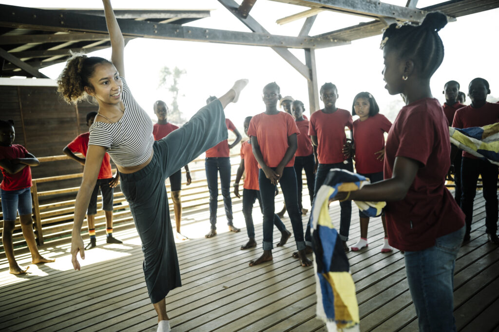 Shanti Mouget, danseuse à l’Opéra de Paris, donne des cours à de jeunes danseurs des communes de l’interieur. Crédit : Fred Stucin, OnP.